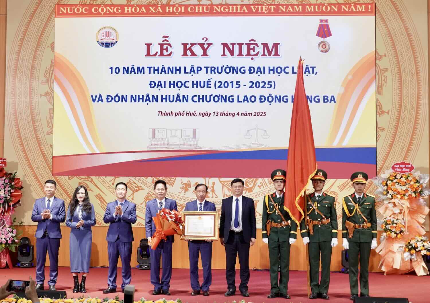 La Facultad de Derecho de la Universidad de Hue tiene el honor de recibir la Medalla de Trabajo de Tercera categoria. Foto de Quang An. ¿Que es lo que esta haciendo.