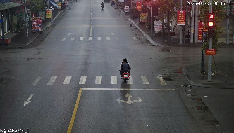 Las motocicletas que cruzan una luz roja en el cruce de la ciudad de Thinh Son, distrito de Hsiho, son multadas. Foto de la Policia de Baekje
