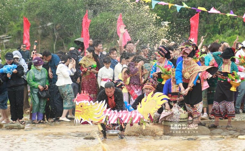 Tet splashes "Bun Hua Nam" of Lao ethnic people in Dien Bien with bold traditional culture. Photo: Quang Dat