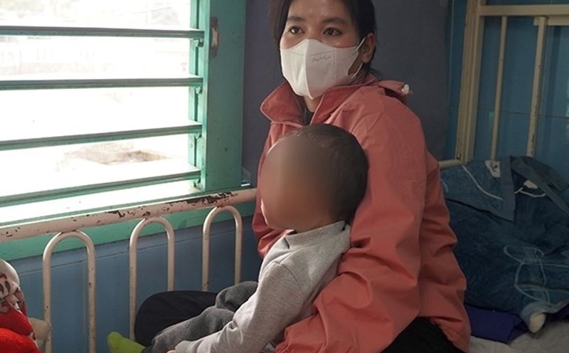 Patients with measles are treated at the hospital. Photo: Huyen Trang