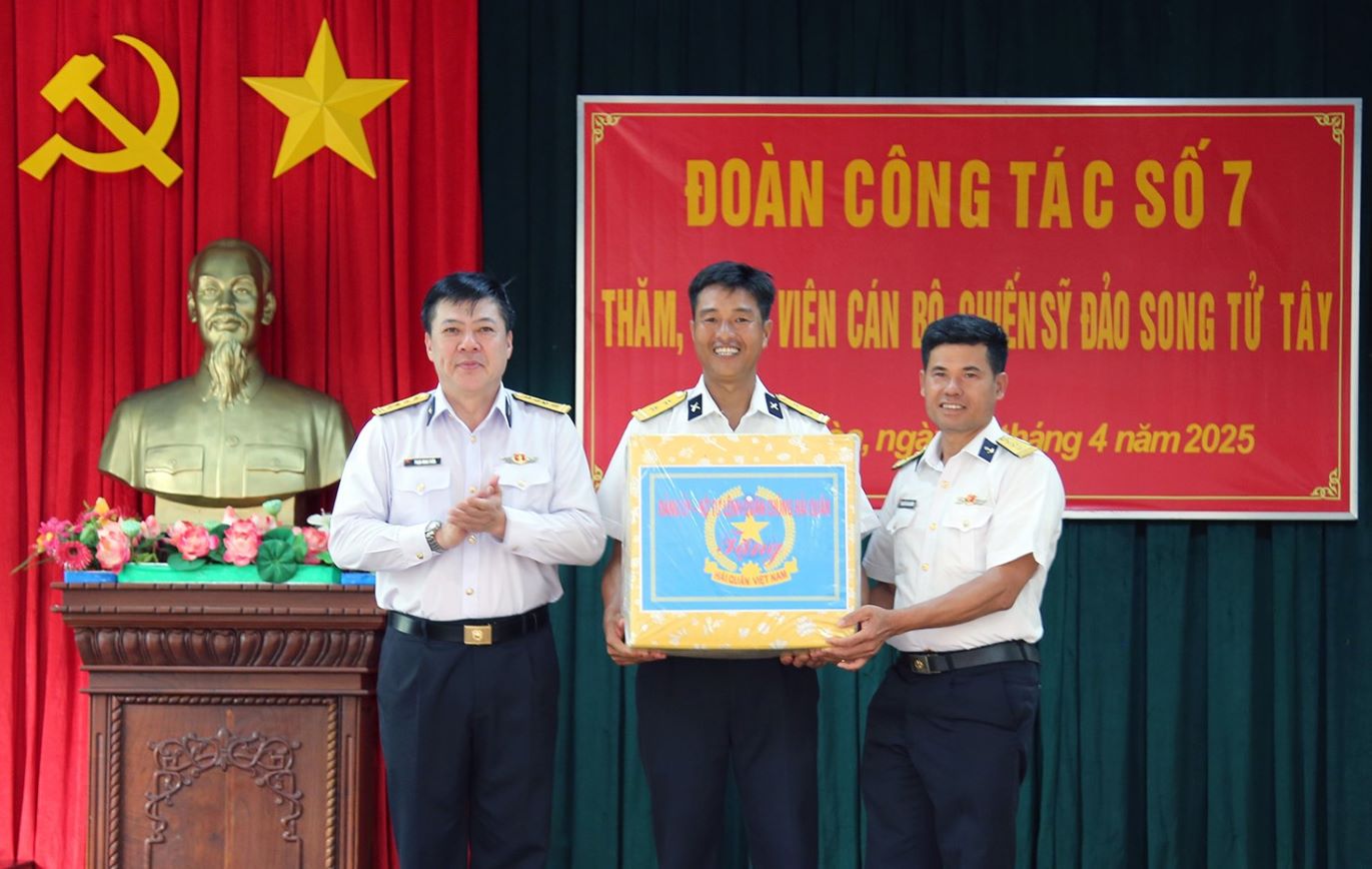 Đại tá Phạm Minh Tuấn - Phó Tham mưu trưởng Hải quân tặng quà cho cán bộ, chiến sĩ tại đảo 