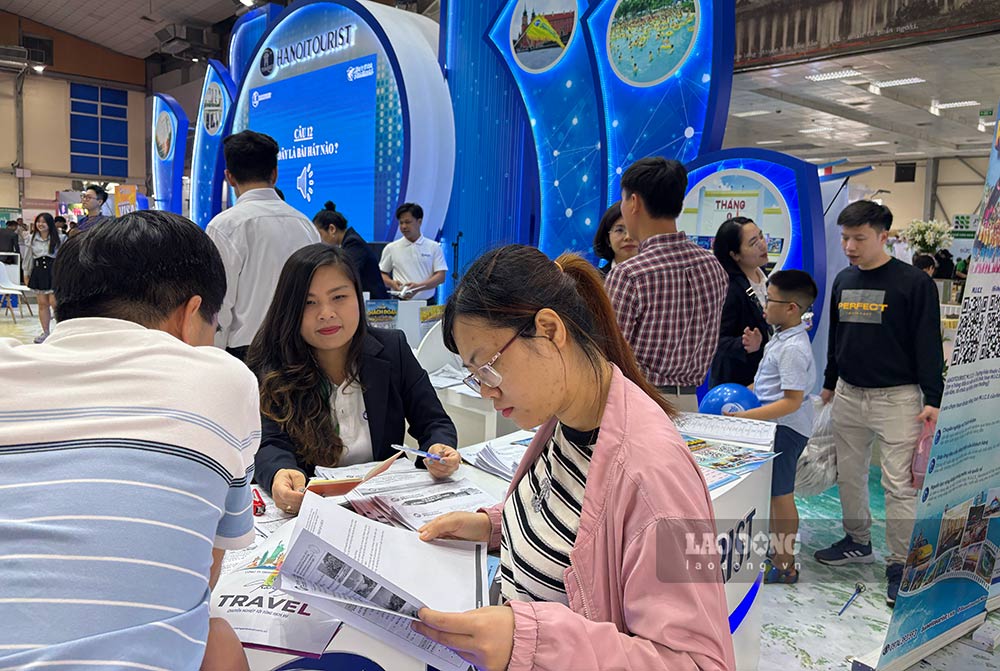 Du khach tham quan cac chuong trinh du lich, combo, uu dai tai hoi cho. Anh: Y Yen