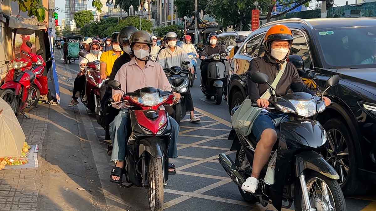 El carril tiene una hamaca amarilla para que el automovil gire a la derecha en la interseccion de la Revolucion de August - Dien Bien Phu (Distrito 3, Ciudad Ho Chi Minh). Foto: Nhu Quynh