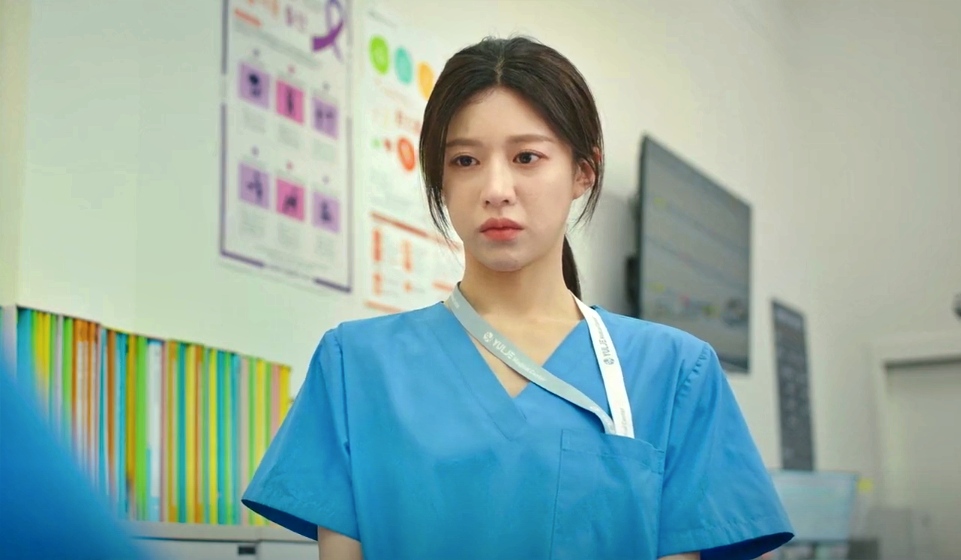 Go one Jung's role as a doctor is grumpy, childish, and lifeless. Photo cut from the movie The Life of a Resident Doctor