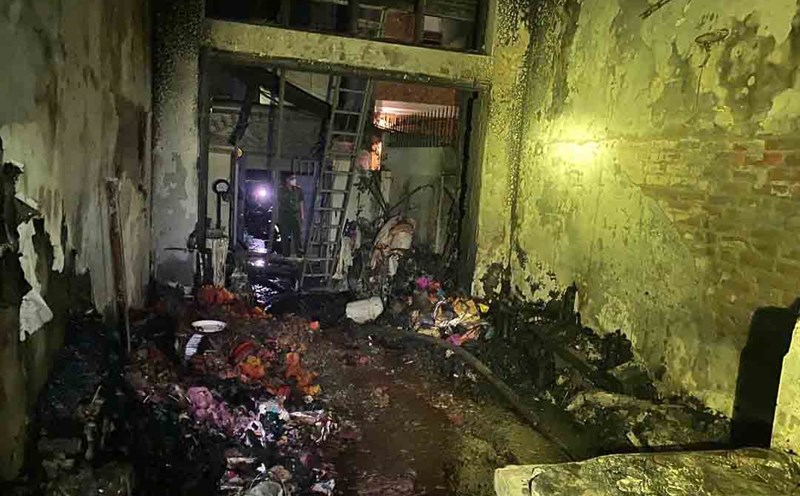 The scene of the 2 -storey house fire in Dong Da, dawn 13.4. Photo: Police provided