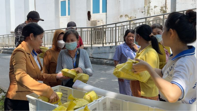 Most gratitude meals, poor workers' hearts, difficult patients. Photo: Hoang Loc