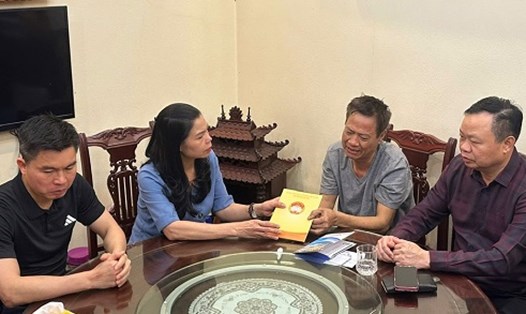 Phó Chủ tịch Ủy ban MTTQ Việt Nam TP Hà Nội Đặng Thị Phương Hoa thăm hỏi, động viên tinh thần và trao hỗ trợ cho gia đình nạn nhân vụ cháy. Ảnh: Phương Hoa