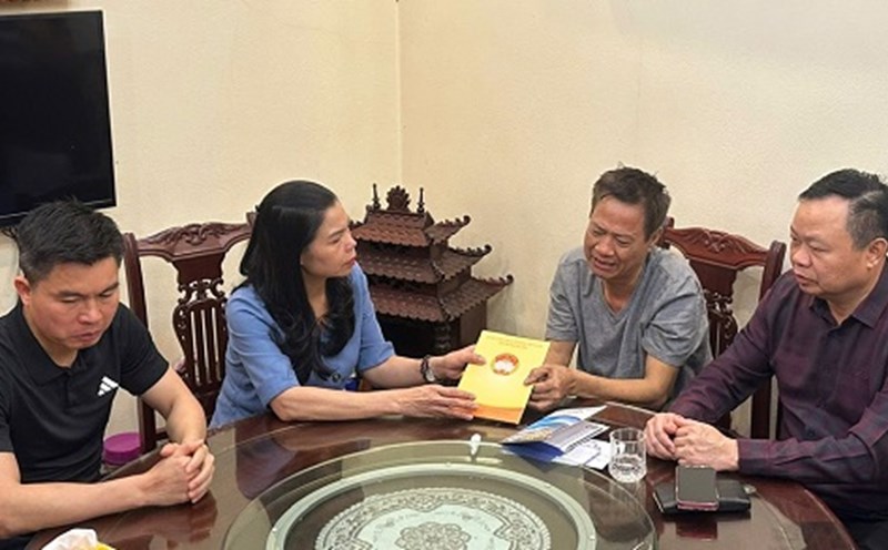 Vice Chairman of the Vietnam Fatherland Front Committee of Hanoi Dang Thi Phuong Hoa visited, encouraged the spirit and gave support to the victim's family of the fire. Photo: Phuong Hoa