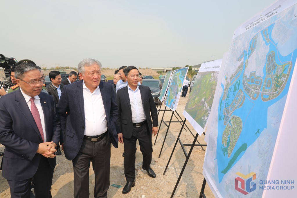 Standing Deputy Prime Minister of the Government heard a difficult report in the implementation of the Ha Long Xanh Urban Urban Area Project, Ha Long City on 2.4.2025. Photo: Quang Ninh Provincial Communication Center