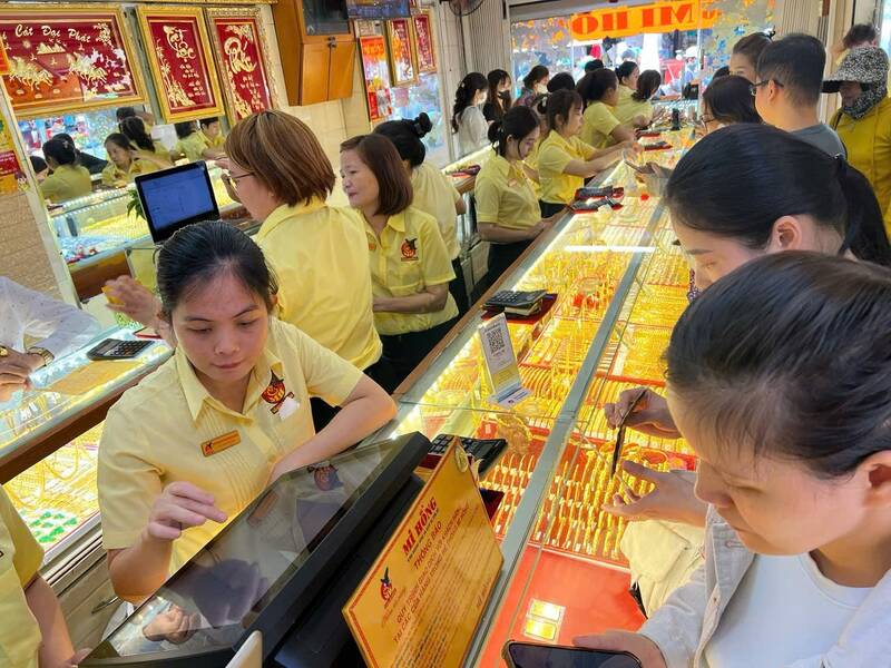 Mi Hong gold shop is always bustling with customers. Photo: Ha May