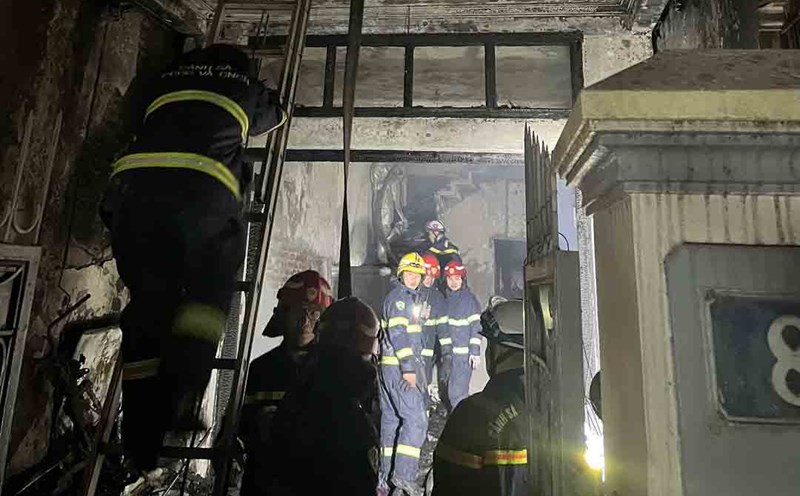 Functional forces are responsible for fighting and rescue in the early morning of April 13 in Dong Da District. Photo: Police provided