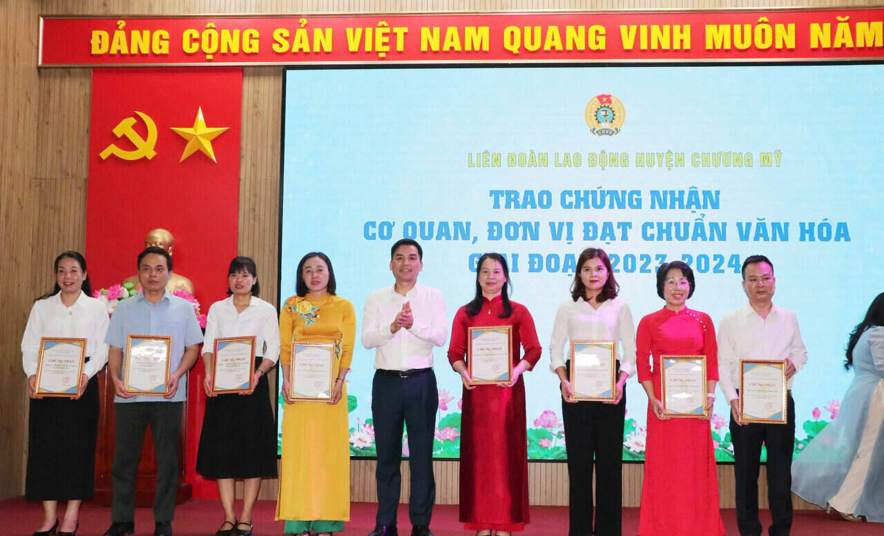 Leaders of Hanoi Labor Federation awarded the title of agency and unit meeting cultural standards for the period of 2023 - 2024 to units of Chuong My district. Photo: College