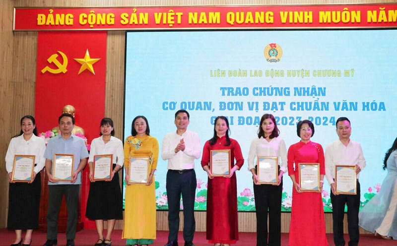 Leaders of Hanoi Labor Federation awarded the title of agency and unit meeting cultural standards for the period of 2023 - 2024 to units of Chuong My district. Photo: College