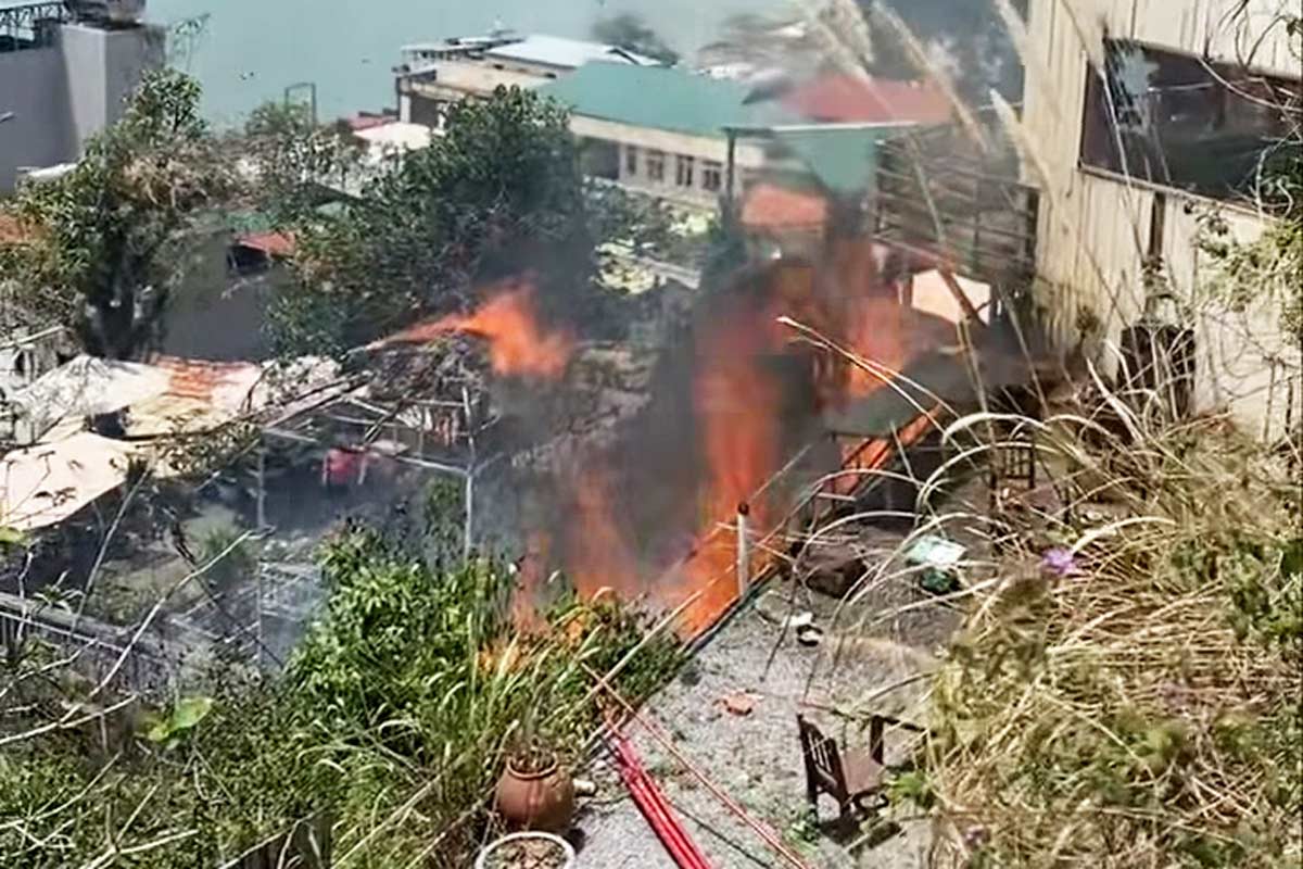 Burning grass spread to the cafe (Group 4, Zone 1, Hong Gai Ward, Ha Long City) at 12h20 on April 13. Photo: people supply