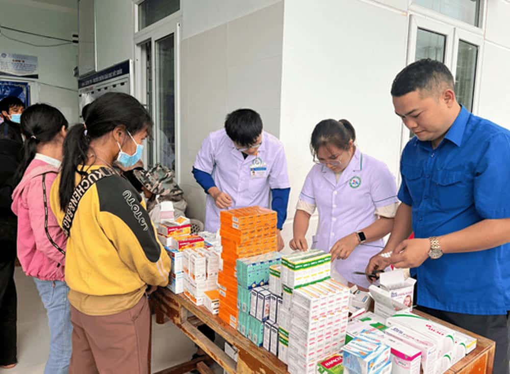 Ademas del examen medico, el asesoramiento de enfermedades, los trabajadores de salud de la provincia de Kon Tum tambien se propagan sobre el peligro del sarampion. Foto: Thanh Tu