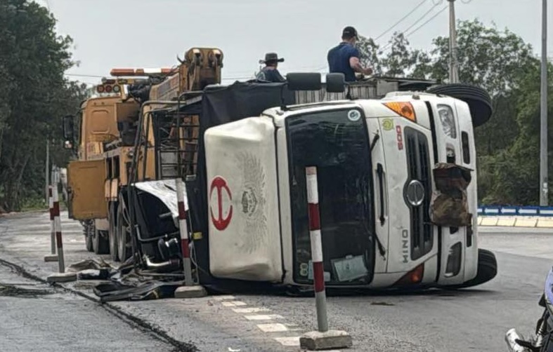 The truck flipped over on Ho Chi Minh road. Photo: Van Thanh