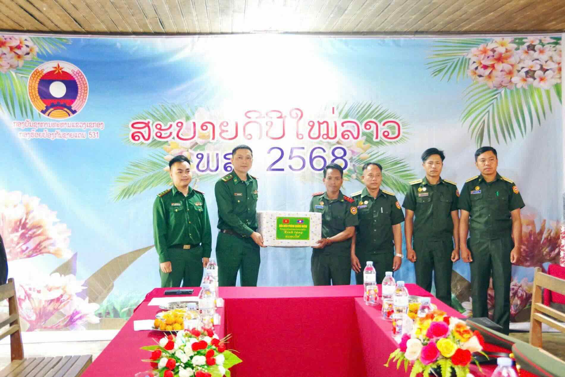 La Guardia Fronteriza de Quang Nham visito y presento obsequios a la Compañia BVBG 531, Comando Militar de la Provincia Se Kong (Laos). Foto: Vo Tien.