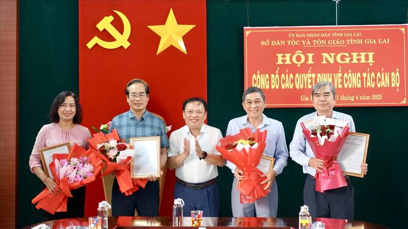 Mr. Nguyen Ba Thach - Director of the Department of Ethnic Minorities and Religions of Gia Lai Province handed over the decision and gave flowers to cadres and civil servants to retire according to the regime. Photo: Department of Ethnicity and Religion of Gia Lai Province