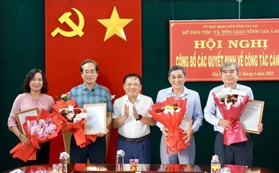 Mr. Nguyen Ba Thach - Director of the Department of Ethnic Minorities and Religions of Gia Lai Province handed over the decision and gave flowers to cadres and civil servants to retire according to the regime. Photo: Department of Ethnicity and Religion of Gia Lai Province