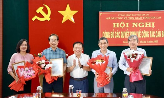 Ông Nguyễn Bá Thạch - Giám đốc Sở Dân tộc và Tôn giáo tỉnh Gia Lai trao Quyết định, tặng hoa cho các cán bộ, công chức nghỉ hưu theo chế độ. Ảnh: Sở Dân tộc và Tôn giáo tỉnh Gia Lai