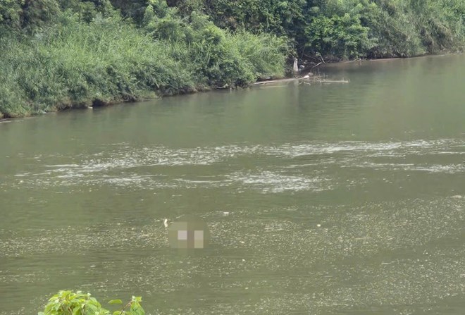 The police of Da spread commune identified the body of the man drifting on the Dong Nai River. Photo: Lam Hong