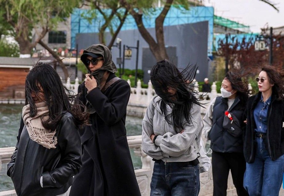 El aire frio causo fuertes vientos, clima frio en Beijing, China, el 12 de abril de 2025. Foto: Xinhua