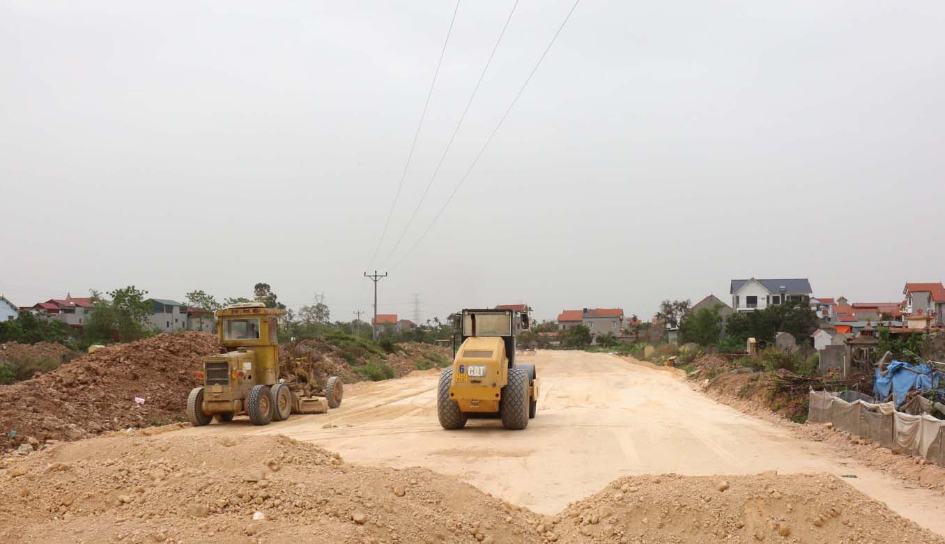 Los contratistas estan acelerando el progreso de la construccion en Mao Dien Commune (Thuan Thanh Town, Bac Ninh). Foto: Dang Hoa