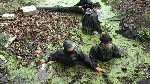 A pesar de la contaminacion, los jovenes de Hanoi recogen basura en los canales, ganando el verde