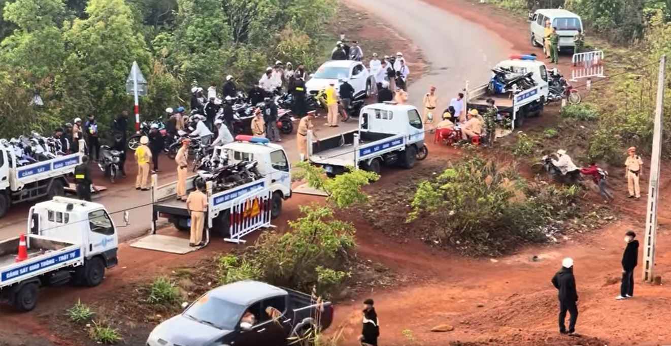 Traffic police and police forces in Dak Nong province handle cases of violations of traffic laws in Nam N’Jang commune. Photo: Bao Trung