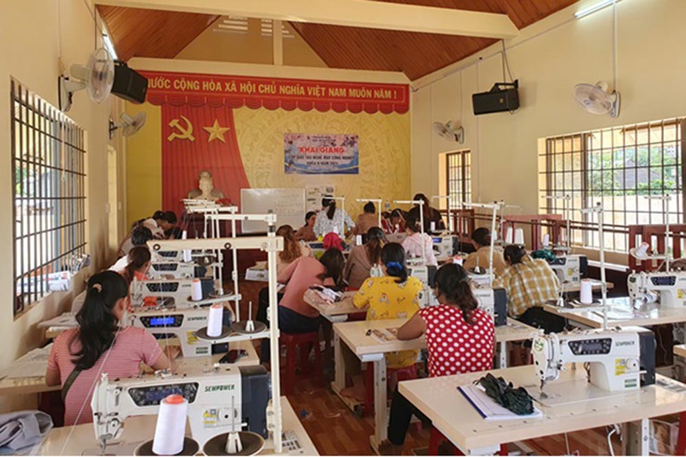 Vocational training associated with job creation for workers. Photo: Pham Quang