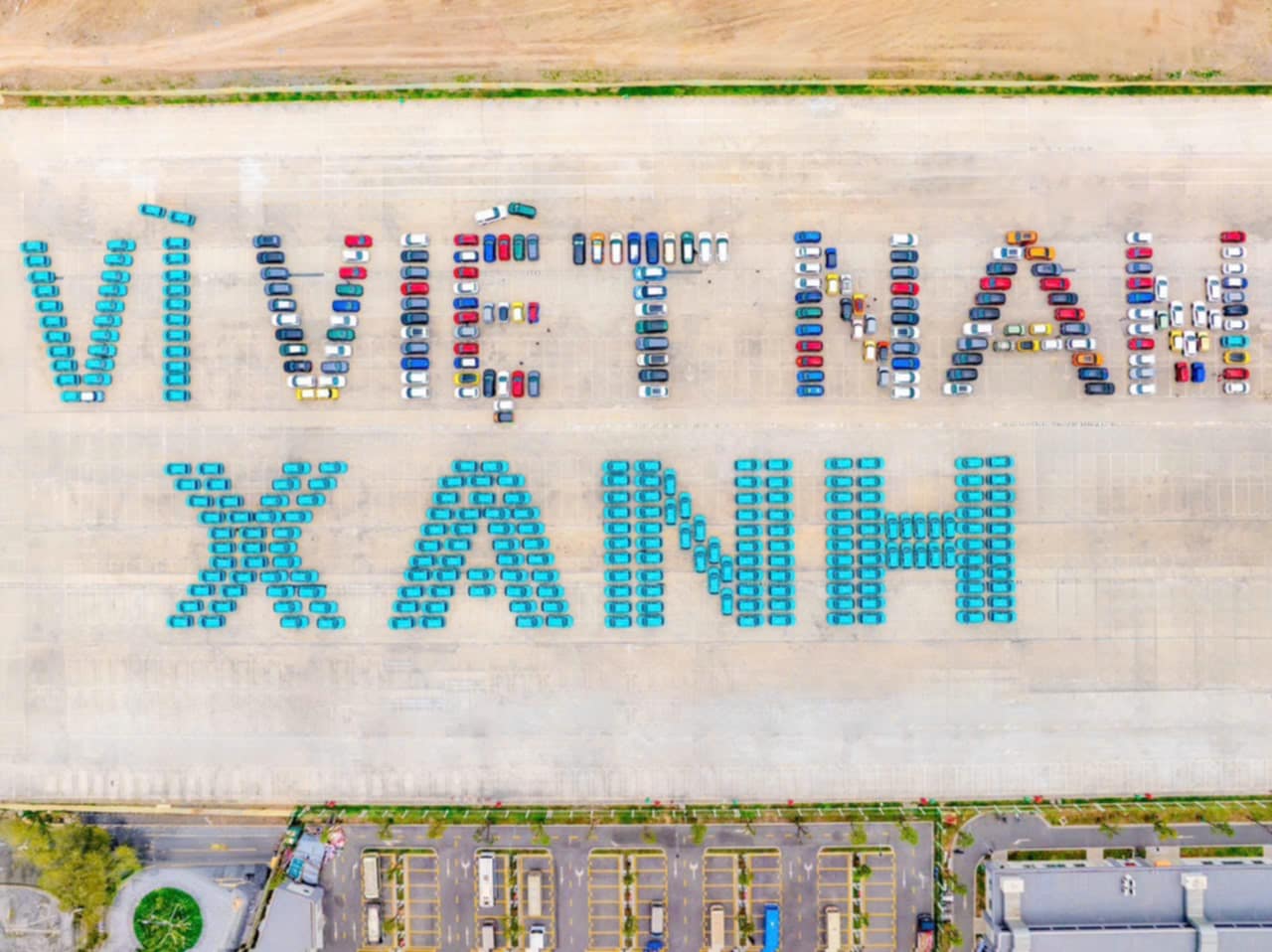 Nearly 400 VinFast cars sent the message "For Vietnam Green". Photo: Hong Minh