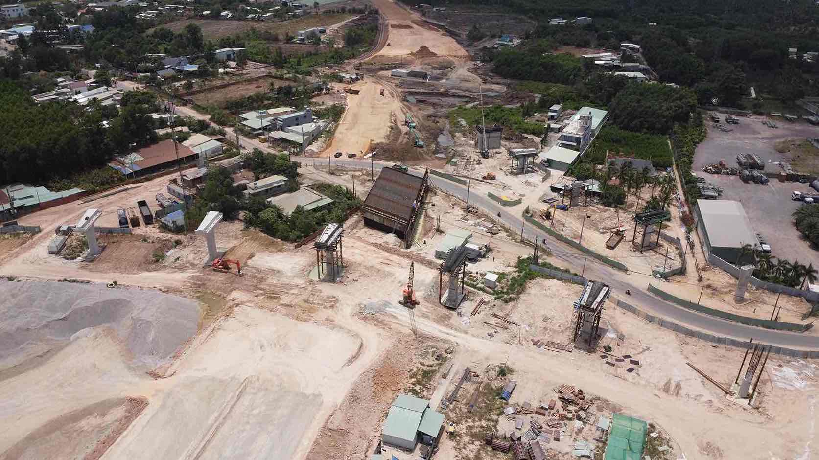 Algunos hogares no se han mudado en el proyecto de la autopista Bien Hoa - Vung Tau a traves del distrito de Long Thanh. Foto: HAC