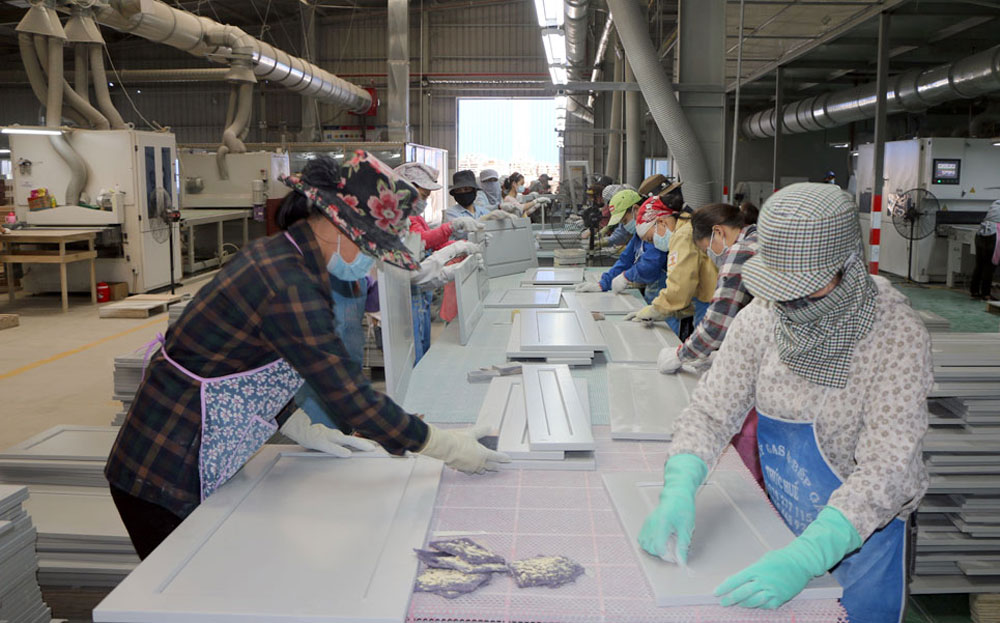 El numero de trabajadores que participaron en parques industriales en la provincia de Yen Bai aumento. Foto: Thanh Chi