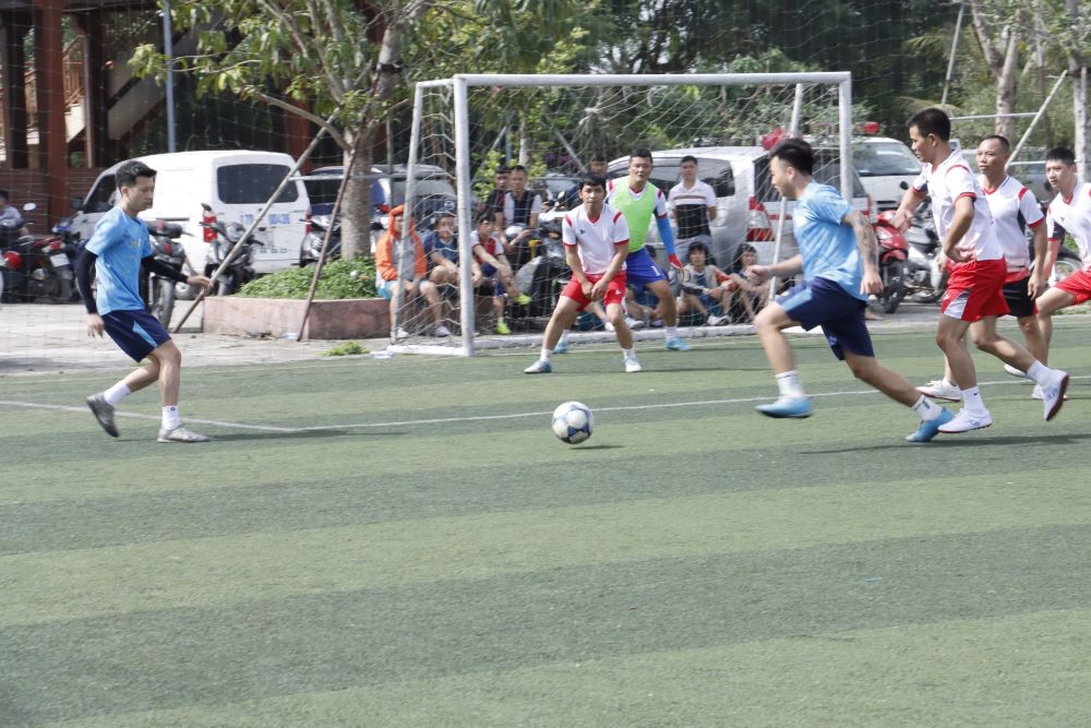 Los equipos dedicaron partidos interesantes, bolas o justo despues de la ceremonia de apertura. Foto: Ba Manh