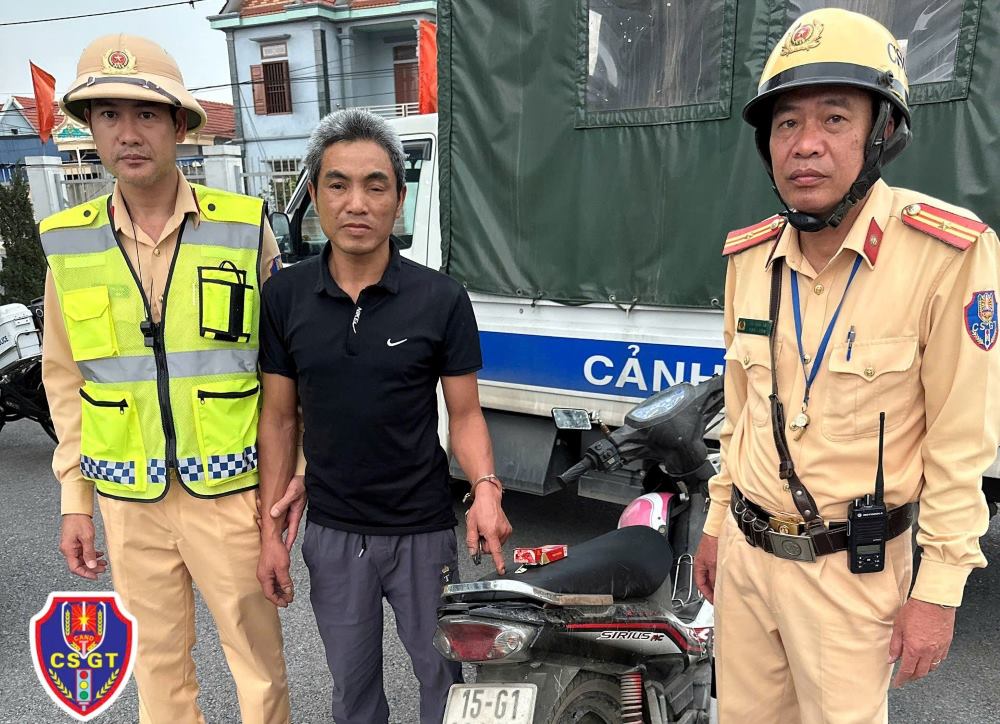 The Thuy Nguyen Traffic Police team arrested more illegal possessions of narcotics. Photo: Hai Phong City Police