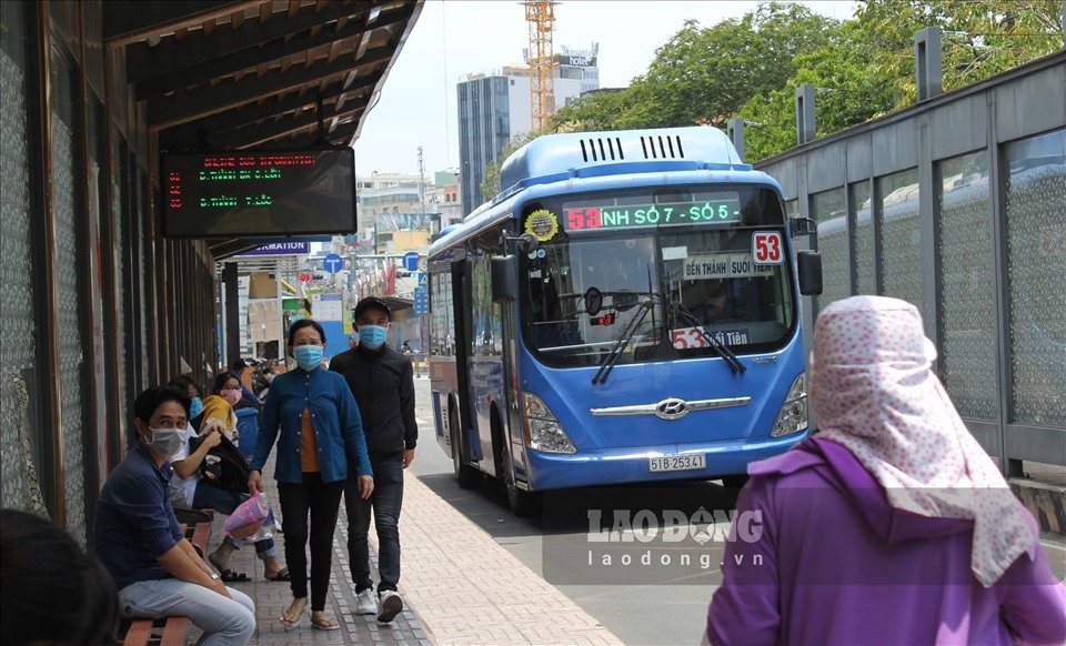Hanh khach don xe buyt o tram Ham Nghi (quan 1). Anh: Chan Phuc