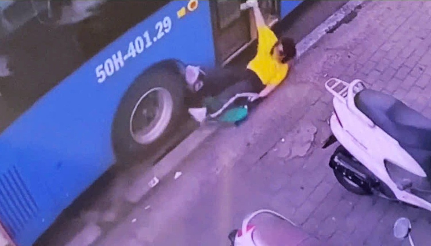 The bus driver closed the carelessly stuck the backpack, pulling the female student in Ho Chi Minh City in March.  Photo: Cut from the clip provided by the people