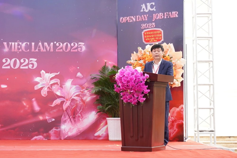 PGS.TS Pham Minh Son - Giam doc Hoc vien Bao chi va Tuyen truyen - phat bieu trong ngay hoi. Anh: Ai Van