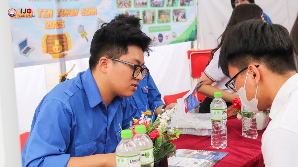 Hoc sinh nghe tu van ve cac hoat dong tai Hoc vien Bao chi va Tuyen truyen. Anh: Ai Van