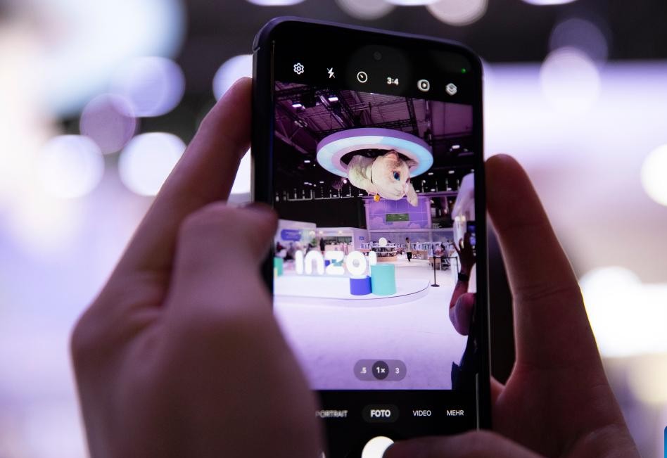 Una persona registro el momento en el evento Gamescom 2024 en Colonia, Alemania, 21 de agosto de 2024. Foto: Xinhua