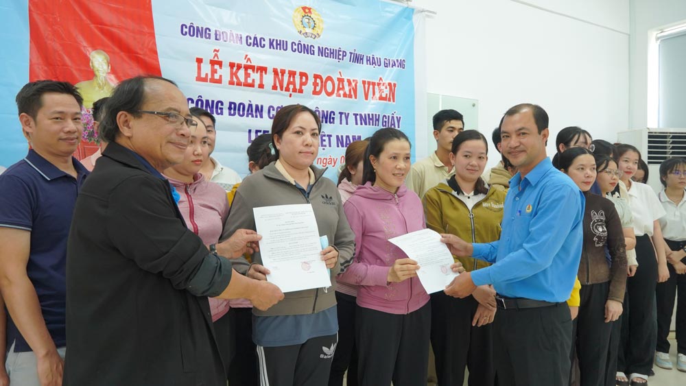Leaders of Labor Federation of Hau Giang Province and Industrial Zones Trade Union awarded the decision to admit trade union members to workers at Lee & Man Vietnam Paper Co., Ltd. Photo: Ta Quang