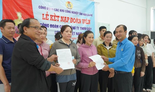 Lãnh đạo LĐLĐ tỉnh Hậu Giang và Công đoàn các khu công nghiệp trao Quyết định kết nạp đoàn viên công đoàn cho người lao động tại Công ty TNHH Giấy Lee&Man Việt Nam. Ảnh: Tạ Quang