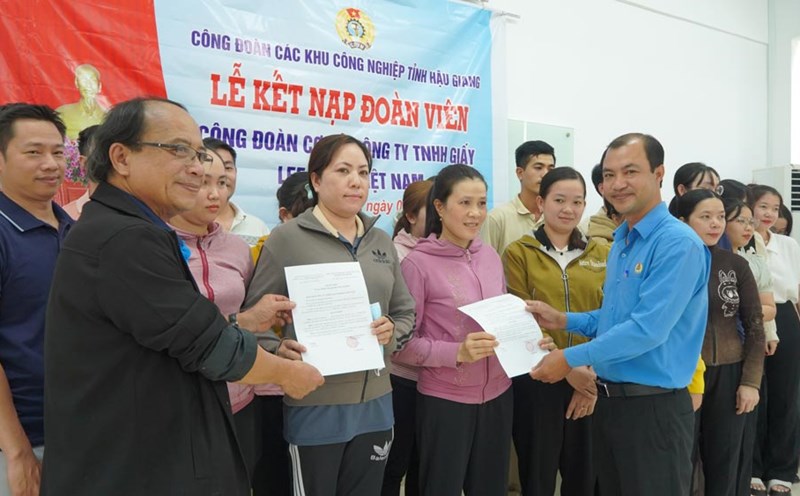 Leaders of Labor Federation of Hau Giang Province and Industrial Zones Trade Union awarded the decision to admit trade union members to workers at Lee & Man Vietnam Paper Co., Ltd. Photo: Ta Quang