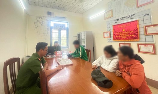 Công an xã Phước An (huyện Tuy Phước, tỉnh Bình Định) làm việc với em T và gia đình. Ảnh: Công an cung cấp