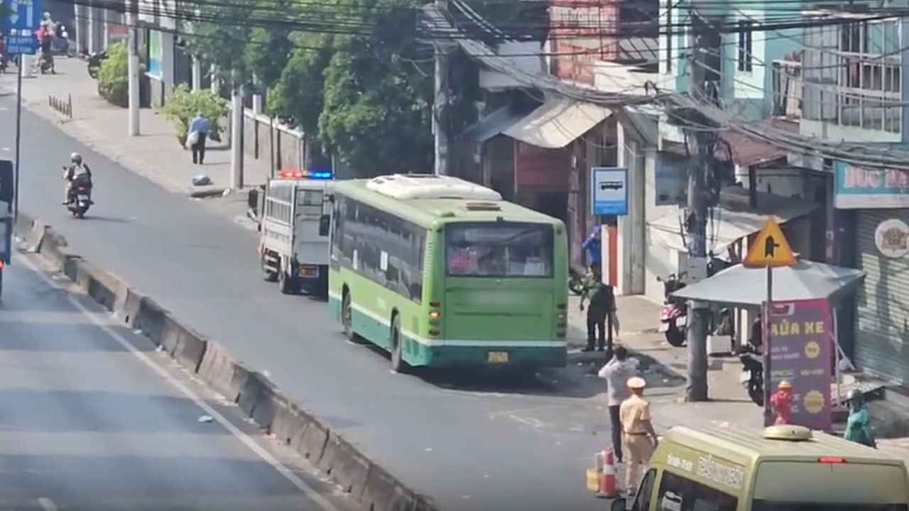 Hien truong vu tai nan giua xe buyt va nguoi phu nu khiem thi. Anh: Dong Hoang.