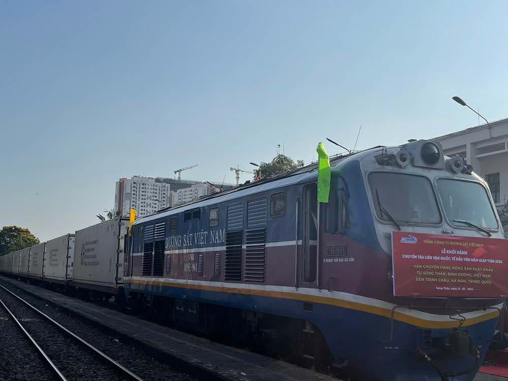 The International League Train transports agricultural goods exported from tsunami, Binh Duong, Vietnam to Trinh Chau, Ha Nam, China. Photo: Huyen Trang/TTXVN