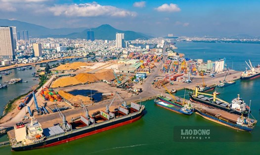 Phó Chủ tịch UBND tỉnh Bình Định Nguyễn Tự Công Hoàng yêu cầu đẩy nhanh việc giải phóng mặt bằng và tái định cư để mở rộng Cảng Quy Nhơn. Ảnh: Dũng Nhân