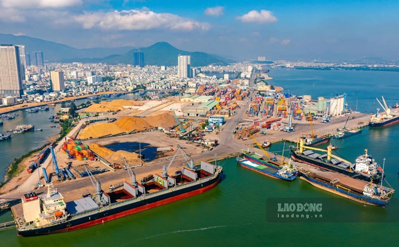 Vice Chairman of Binh Dinh People's Committee Nguyen Tu Cong Hoang asked to accelerate the clearance and resettlement to expand Quy Nhon port. Photo: Dung Nhan