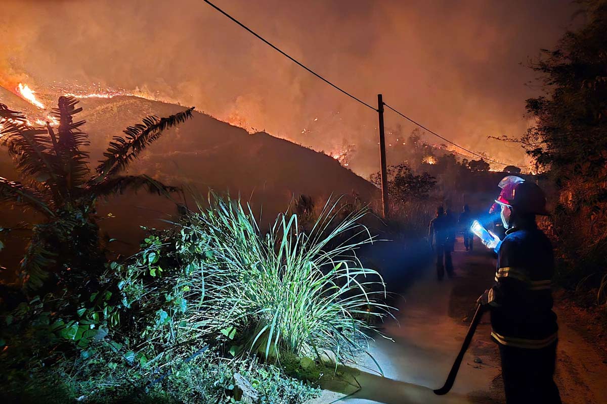 The functional force of Quang Ninh province controls the fire. Photo: people supply