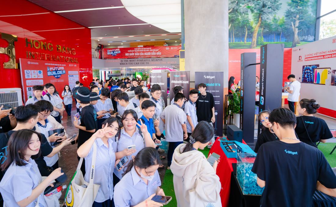 Los estudiantes experimentan los stands cuando asisten a la serie de festivales de estudiantes, comienzan los estudiantes - Future Builder Fest 2025. Foto: Hiu
